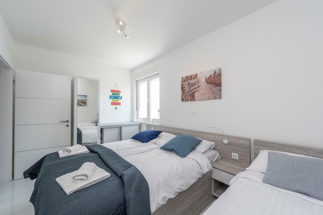 Adris 2 Luxury Modern Apartment With A Pool ノヴァリャ エクステリア 写真