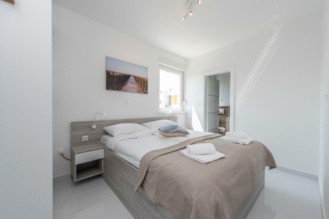 Adris 2 Luxury Modern Apartment With A Pool ノヴァリャ エクステリア 写真