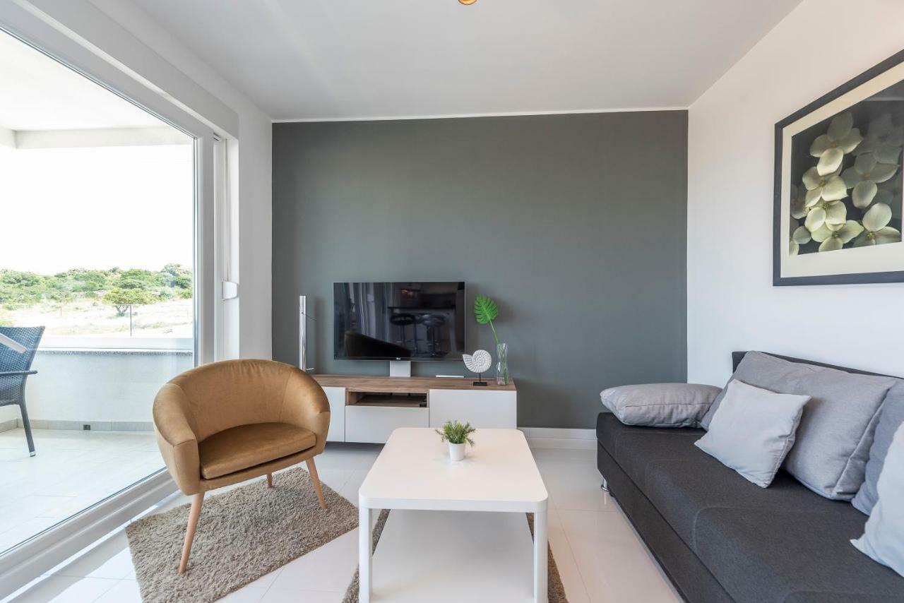 Adris 2 Luxury Modern Apartment With A Pool ノヴァリャ エクステリア 写真