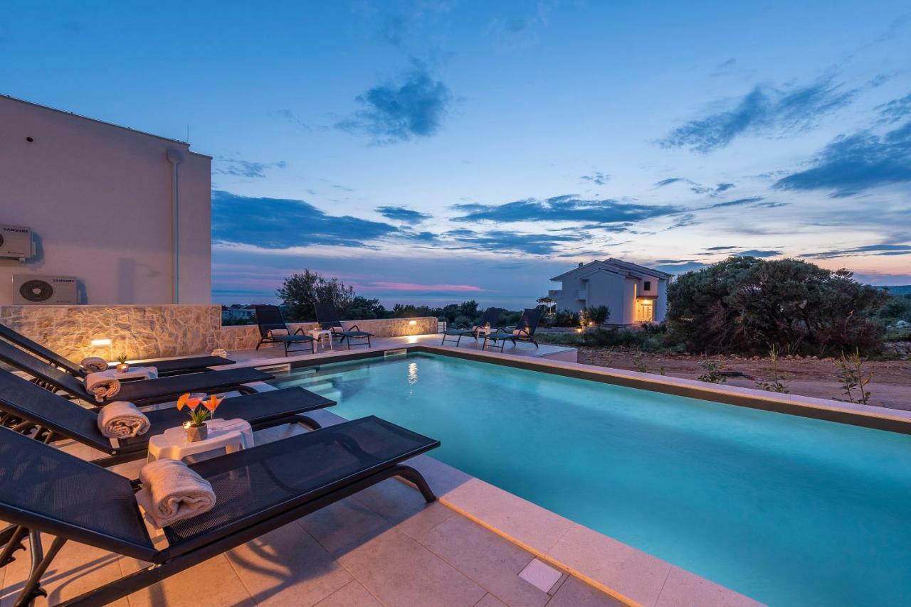 Adris 2 Luxury Modern Apartment With A Pool ノヴァリャ エクステリア 写真