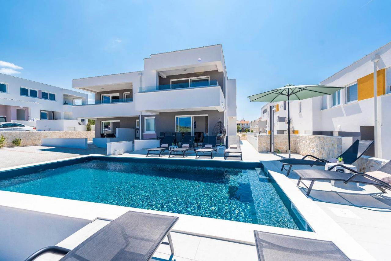 Adris 2 Luxury Modern Apartment With A Pool ノヴァリャ エクステリア 写真